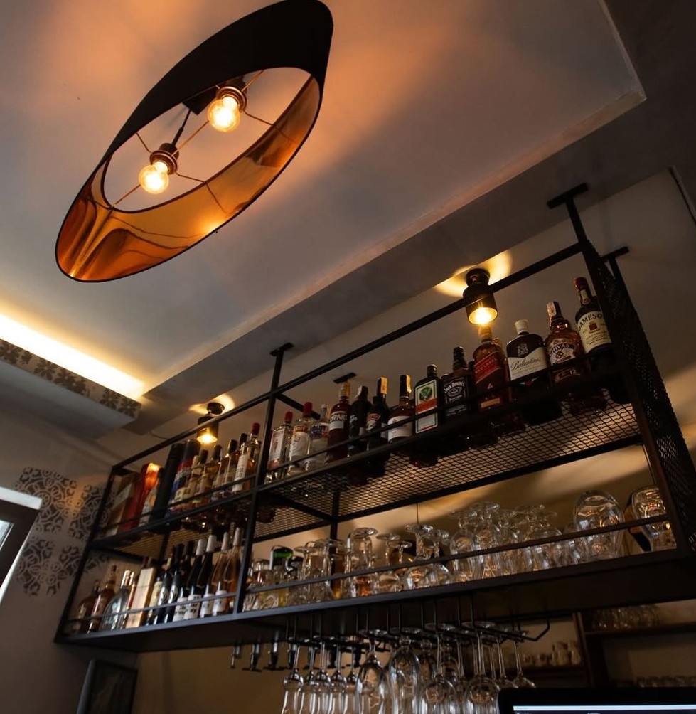 Enterijer i šank Kafe Kancelarije